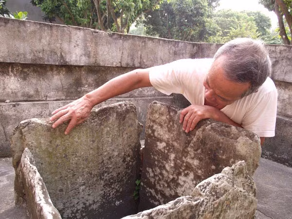 Người làng đồn đoán, dưới đáy giếng rất có thể có vàng bạc, châu báu, đồ cổ. Khoảng hai chục năm trước, tại một giếng cổ trong làng, người dân tập trung đào sát đáy giếng, tìm cổ vật nhưng chẳng thấy đâu ngoài đá ong màu xanh. Lạ một điều là sau khi được mang lên từ thành giếng, những tảng đá xanh này đặt ở đâu thì nơi đó mọc lên cái cây rất lớn, tươi tốt. Người làng nói đó là 2 mắt của con rồng thiêng.