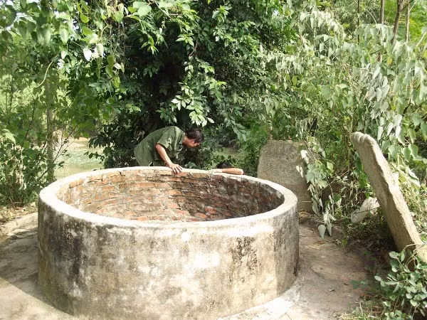 Giếng cổ chỉ cao khoảng 4 m, mực nước xâm xấp dưới 1 m nhưng chưa bao giờ cạn nước, dù bất kể thời điểm hạn hán nào trong năm. Tuy nhiên, hễ cứ mở rộng giếng cổ, y rằng giếng sẽ bị cạn nước hoặc chuyển màu, chuyển mùi. Tiêu biểu như giếng cổ thôn Thiện Chi, năm 2008, người làng phá bỏ 4 thành giếng và cơi rộng lòng giếng xuống chục mét thì đột nhiên nước giếng hóa đục ngầu, ăn vào thấy mùi khó chịu. Người làng sợ quá, mang đá cuội và nhiều phiến đá xanh tìm thấy trong giếng cổ đến xếp trước điếm của làng và thắp hương khấn vái.