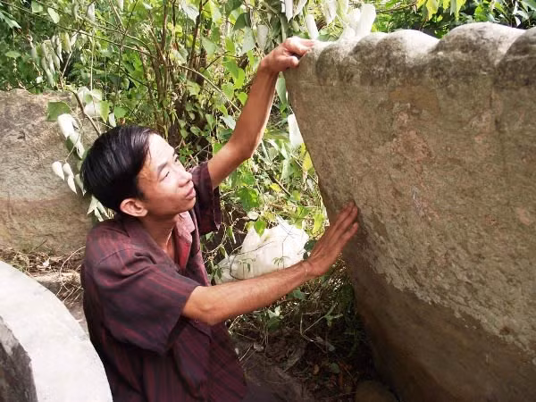 Người dân thôn Bá Hương hay kể về chiếc giếng cổ còn gần như nguyên vẹn trong sân nhà ông Nguyễn Viết Bồng, rằng người đi làm ruộng sớm qua giếng cổ thường thấy lòng giếng hắt lên những vệt sáng, nhiều hôm còn đồn đại bắt gặp bóng người con gái mặc áo dài trắng lướt qua sân giếng. Ông Bồng từ ngày chuyển nhà về sát giếng lập ngay một ban thờ gần đó và đều đặn nhang khói.