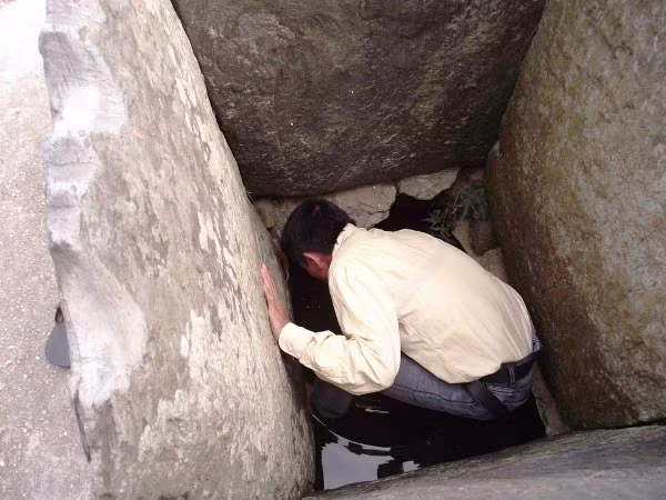 Từ 20 giếng cổ có trong tổng Bá Hạ, số giếng cổ còn lại hiện chỉ là 13. Do có 7 giếng cổ bị san lấp, phá bỏ trong những năm 1960 vì người dân nghĩ đó là tàn tích phong kiến.