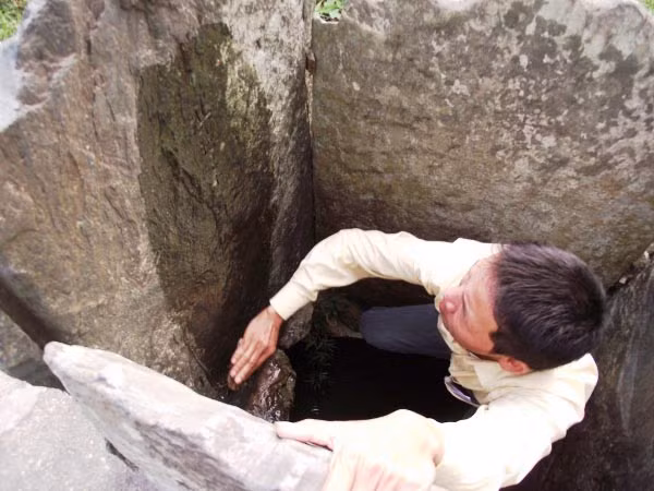 Giếng cổ Giao San (thôn Thích Chung) nằm giữa một cánh đồng rộng, trước mặt là chùa Giao San cổ kính với cây đa cổ thụ, bên cạnh là một mái đình nhỏ. Chiều sâu tối đa của giếng chỉ khoảng 4m, mực nước trong các giếng cổ thường chỉ ở mức 70- 80 cm. Trên các thành giếng có khắc chữ Hán, mép có hình sóng uốn lượn. Theo các bậc cao niên, trong quá trình sinh hoạt, dân làng dùng thành giếng để mài dao, liềm..., sau hàng trăm năm tạo thành hình thù độc đáo trên.