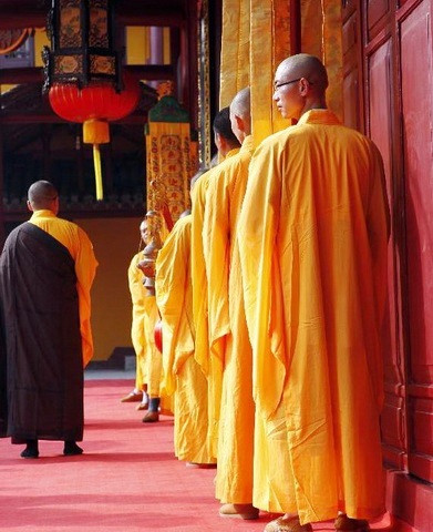 Không gian chùa gồm các điện Phật, nhà thiền và các tháp thờ xá-lợi tạo nên vẻ thanh thoát của của ngôi chùa cổ và lớn nhất giữa lòng thành phố.