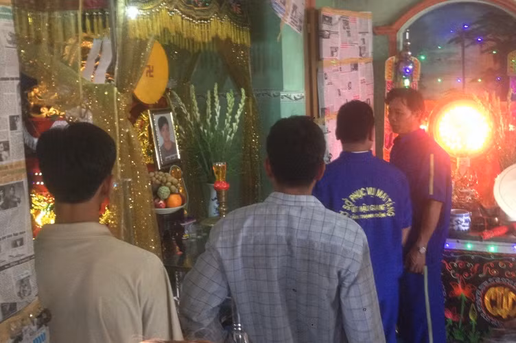 Gia đình, người thân vừa đón thi thể anh Phạm Nguyễn Hữu Quốc về lo hậu sự.