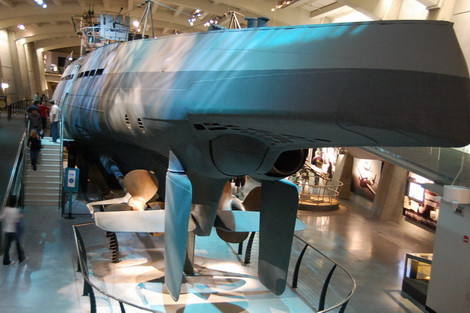 Đuôi tàu ngầm U-505 tại bảo tàng Mỹ, với 2 ống ngư lôi nằm ngay trên chân vịt.