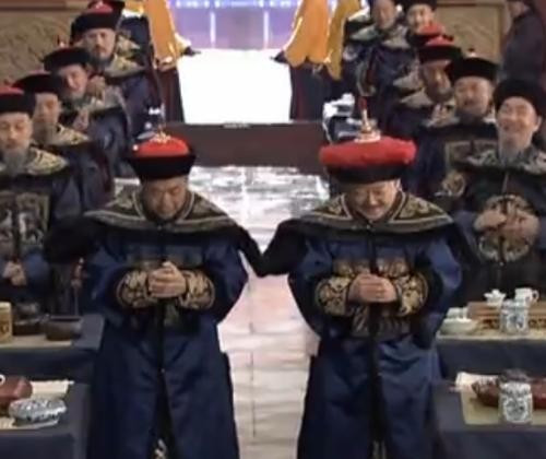 Mũ của Hòa Thân giống với mũ của vua Càn Long, thể hiện vị thế đặc biệt so với các quan lại khác trong triều. Ảnh minh họa: Sogou.