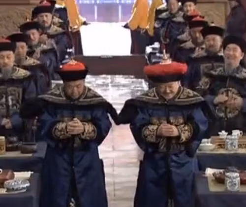 Mũ của Hòa Thân giống với mũ của vua Càn Long, thể hiện vị thế đặc biệt so với các quan lại khác trong triều. Ảnh minh họa: Sogou.