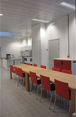 Nhằm giúp phạm nhân duy trì các thói quen tốt và giảm sự nhàm chán trong thời gian thụ án, ban quản lý Halden Fengsel thường tổ chức những buổi học nấu ăn và tìm hiểu những điều cơ bản về dinh dưỡng tại “phòng thí nhiệm nhà bếp” dành cho tù nhân. Phạm nhân tại Halden Fengsel là những kẻ buôn bán ma túy, giết người, hiếp dâm…