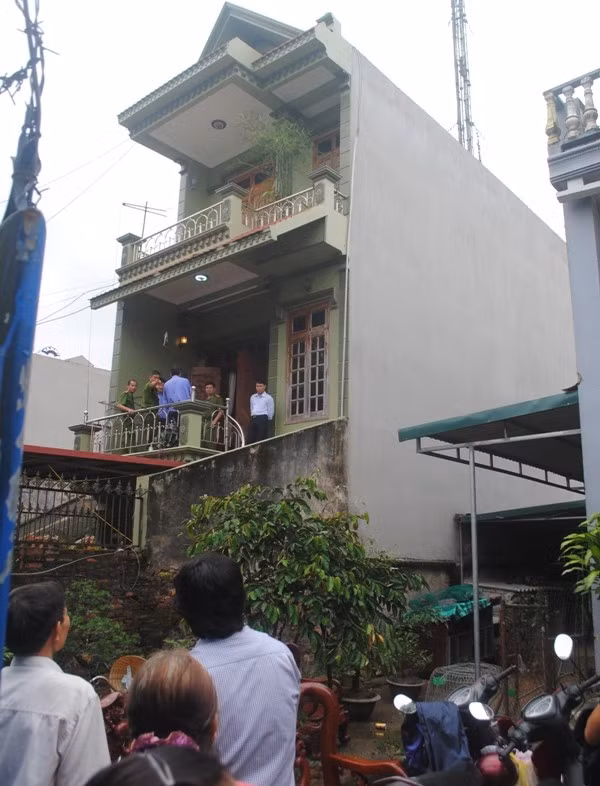 Tầng 2, tầng 3 ngôi nhà xảy ra vụ việc được cảnh sát phong tỏa để phục vụ điều tra. Ngôi nhà này có cầu thang lên tầng hai nằm biệt lập bên ngoài. Ảnh: Duy Cảnh.