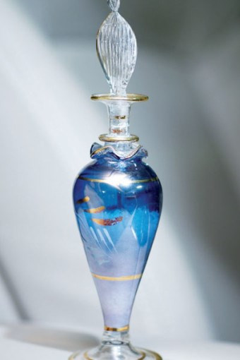 Lọ muối nhỏ: Người xưa vẫn dùng muối để khử độc và trừ tà. Những hạt tinh thể này cũng có tác dụng tương tự với xe hơi. Chiếc xe của bạn thường xuyên đóng cửa khiến cho những luồng khí có hại đọng lại và lắng xuống sàn xe. Bởi vậy, bạn nên mang theo sẵn một lọ muối biển và thỉnh thoảng rắc lên sàn xe để loại bỏ hết những nguồn năng lượng xấu có thể còn vương lại. Tuy nhiên, sau đó một vài giờ bạn nên dọn sạch lớp muối đó để giữ vệ sinh cho sàn xe của mình. Âm nhạc trong xe hơi: Đa số mọi người đều có thói quen nghe nhạc khi lái xe. Âm nhạc vừa giúp ta giải trí, vừa là sự chuyển động của những luồng khí, rất có ích về mặt phong thủy. Tuy nhiên, hãy cẩn thận khi lựa chọn âm nhạc. Những bài nhạc có nhịp điệu chậm sẽ khiến bạn cảm thấy buồn ngủ, không tốt khi lái xe về đêm, nên bạn hãy chuyển sang loại nhạc có tiết tấu và nhịp điệu nhanh hơn. Bạn cũng nên chú ý đến âm lượng, nhạc quá ồn ào vừa làm phiền người khác, vừa khiến bạn lái xe nhanh hơn và mất tập trung.