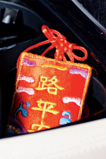 Vật trang trí màu đỏ: Với người phương Đông, màu đỏ luôn mang ý nghĩa may mắn. Không cần phải là một vật trang trí quá lớn, bạn chỉ cần đem vào trong xe một chiếc bùa hộ mệnh nho nhỏ hay một chiếc túi nhỏ có màu đỏ rực rỡ. Vật trang trí có tính dương rất mạnh này chắc chắn sẽ đem lại những điều tốt lành, loại bỏ điềm xấu, giúp bạn cảm thấy yên tâm hơn khi cùng chiếc xe đi làm những công việc quan trọng hay rong ruổi trên đường dài.