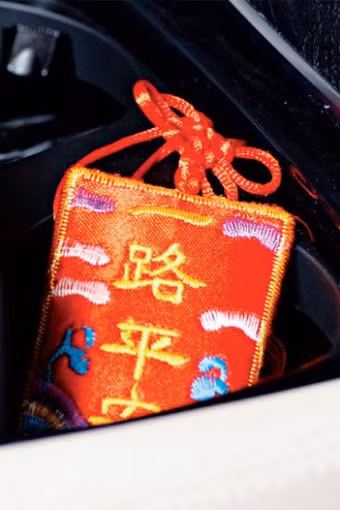 Vật trang trí màu đỏ: Với người phương Đông, màu đỏ luôn mang ý nghĩa may mắn. Không cần phải là một vật trang trí quá lớn, bạn chỉ cần đem vào trong xe một chiếc bùa hộ mệnh nho nhỏ hay một chiếc túi nhỏ có màu đỏ rực rỡ. Vật trang trí có tính dương rất mạnh này chắc chắn sẽ đem lại những điều tốt lành, loại bỏ điềm xấu, giúp bạn cảm thấy yên tâm hơn khi cùng chiếc xe đi làm những công việc quan trọng hay rong ruổi trên đường dài.