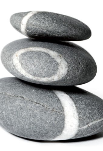 Viên đá nhỏ: Đá là biểu tượng của hành Thổ. Một viên đá giúp bạn tạo được mối liên kết chặt chẽ giữa chiếc xe và mặt đất. Điều này giúp bạn có thể lái xe an toàn hơn và vững tay hơn. Bạn chỉ cần chọn một viên sỏi hay hòn đá cuội nhỏ là đủ cho việc trang trí và cân bằng ngũ hành cho xe. Chú ý đặt đá ở những nơi an toàn, tránh làm xước nội thất hay lọt xuống kẽ.