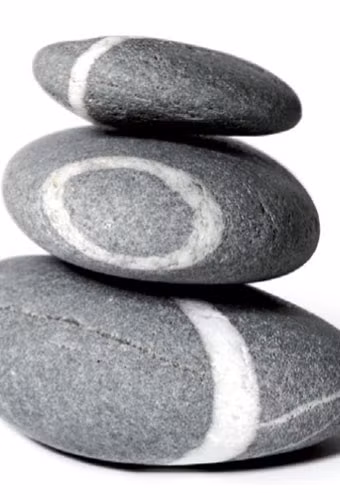 Viên đá nhỏ: Đá là biểu tượng của hành Thổ. Một viên đá giúp bạn tạo được mối liên kết chặt chẽ giữa chiếc xe và mặt đất. Điều này giúp bạn có thể lái xe an toàn hơn và vững tay hơn. Bạn chỉ cần chọn một viên sỏi hay hòn đá cuội nhỏ là đủ cho việc trang trí và cân bằng ngũ hành cho xe. Chú ý đặt đá ở những nơi an toàn, tránh làm xước nội thất hay lọt xuống kẽ.