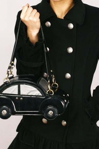 Sự xuất hiện của một số đồ vật trong xe có thể sẽ ảnh hưởng tới sức khỏe và may mắn của bạn. Ngoài vấn đề thời trang và phong cách, hãy quan tâm tới cả phương diện phong thủy khi chọn đồ trang trí cho xe. Để trang trí hợp phong thủy cho xe hơi, bạn nên tránh lắp thêm loa siêu trầm làm mất cân bằng ngũ hành trong xe hay không treo những đồ chơi nhỏ cạnh kính sau chắn tầm nhìn… Bên cạnh đó, bạn có thể tham khảo một 8 món đồ phong thủy để cân bằng âm dương, ngũ hành trong xe.