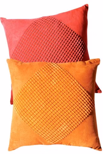 Hai chiếc nệm: Xe của bạn khi lưu thông trên đường sẽ phải va chạm với nhiều luồng khí dương như đèn chiếu và tiếng còi từ các xe khác. Hai chiếc nệm chính là đại diện cho tính âm giúp bạn tạo được sự cân bằng trong xe. Bạn nên đặt hai chiếc nệm này ở băng ghế sau. Việc lựa chọn hình dáng, màu sắc của nệm hoàn toàn tùy thuộc vào sở thích mỗi người. Bạn nên lưu ý tới sự hài hòa về mặt màu sắc đối với da bọc ghế. Không nên chọn loại nệm quá to khiến không gian trong xe trở nên chật chội hơn.