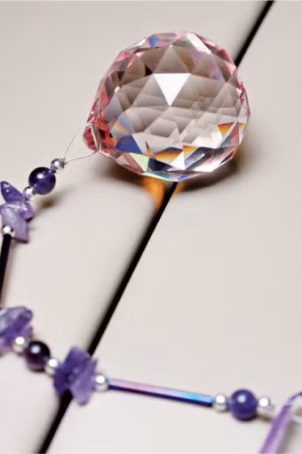 Khối pha lê lấp lánh: Pha lê là một trong những yếu tố giúp con người có đầu óc minh mẫn và sức khỏe dẻo dai. Ngoài ra, đây còn là một công cụ hữu hiệu giúp bạn xua đuổi những luồng khí độc hại trong xe. Hơn nữa, pha lê luôn là một đồ trang trí đẹp, sang trọng, mang lại vẻ thanh lịch cho xe của bạn. Hãy đặt một viên pha lê ngay gần cạnh mình mỗi khi lái xe để có được lợi ích cao nhất. Đừng quên thỉnh thoảng nên rửa sạch viên pha lê để nó có được vẻ lấp lánh và phát huy hết tác dụng.