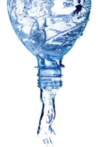 Một chai nước: Máy lạnh của xe hơi có thể khiến da bạn bị khô và làm bạn mệt mỏi. Bạn nên luôn trữ sẵn một chai nước để có thể bổ sung nước thường xuyên cho cơ thể. Tuy nhiên, đừng bao giờ uống nước từ chai nhựa đã bị nằm trong xe giữa trưa vì vỏ chai nhựa khi bị đốt nóng sẽ tạo ra một số chất gây ung thư. Nếu muốn giữ bình nước trong xe, hãy đổi vỏ chai nhựa thành vỏ thủy tinh. Bên cạnh đó, nước là biểu tượng của sự trong lành, uyển chuyển và trôi chảy, rất có ích cho công việc. Đồng thời nước cũng chính là đại diện cho hành Thủy, giúp bạn cân bằng ngũ hành bên trong xe.