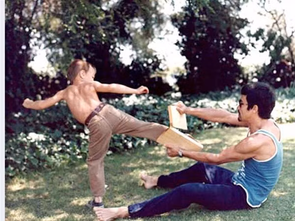 Năm 1970, Lý Quốc Hào cùng mẹ và em gái từ Mỹ về Hong Kong, được Lý Tiểu Long đưa đi tham gia nhiều hoạt động của giới điện ảnh. Việc xuất hiện trên truyền hình biểu diễn võ thuật với cha khiến Lý Quốc Hào, khi ấy mới 5 tuổi, cũng nổi đình nổi đám. Ảnh: Từ bé, Lý Quốc Hào đã được cha dạy võ.