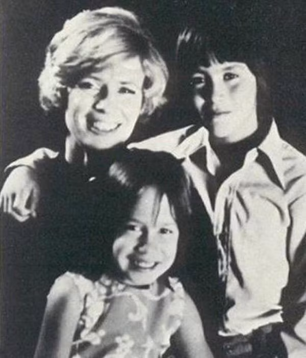 Là con lai, ngoại hình của Lý Quốc Hào rất gần với người Âu Mỹ, lại trưởng thành ở Mỹ (chỉ sống vài năm bên Hong Kong) nên Lý Quốc Hào luôn ý thức mình là người Mỹ. Tuy nhiên, vì là con trai của Lý Tiểu Long nên con đường anh đi luôn gặp gian nan. Ở Mỹ, họ không xem anh là người Mỹ gốc, làm bất cứ công việc gì anh cũng bị gắn liền với tên tuổi của cha. Ảnh: Lý Quốc Hào cùng mẹ và em gái Lý Hương Ngưng ở Mỹ sau khi Lý Tiểu Long mất.