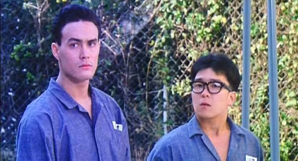 Năm 20 tuổi, Lý Quốc Hào đến New York, anh làm tất cả để được diễn xuất, dù chỉ là vai rất bé. Một năm sau, anh thực hiện được ước mơ nghệ thuật của mình khi Hãng CBS (Columbia Broadcasting System) giao đảm nhận vai chính trong bộ phim Kung Fu: The Movie và đồng ý trở về quê nội Hong Kong tham gia bộ phim điện ảnh Long tại giang hồ (Legacy of Rage). Ảnh: Lý Quốc Hào (trái) trong bộ phim Hong Kong Long tại giang hồ (1986).