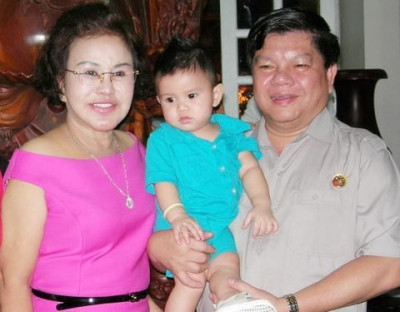 Ông Trần Văn Trí và đại gia Diệu Hiền trong ngày mừng thôi nôi cháu nội.