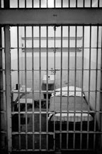 Cận cảnh một phòng giam tại Alcatraz. Theo AP, ngày 11/6/1962, Frank Morris và hai anh em John và Clarence Anglin đã thực hiện vụ vượt ngục táo tợn nhất trong lịch sử Mỹ. Ba tên cướp ngân hàng dùng thìa và nĩa để khoét sâu những lỗ hổng và lỗ thông khí trong xà lim. Sau nhiều tháng, chúng đã đào thành công đường hầm qua bức tường dày 20 cm và leo lên mái nhà. Ảnh: KTVU.