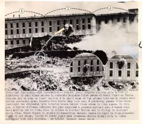 Hình ảnh về vụ trốn trại bạo lực nhất tại Alcatraz hay còn gọi là “Cuộc chiến Alcatraz” xảy ra từ ngày 2 đến 4/5/1946. Hai nhân viên nhà tù là William A. Miller và Harold Stite cùng hai phạm nhân đã bị giết. Một thời gian sau, hai tù nhân khác bị xử tử tại nhà tù San Quentin vì liên quan tới vụ việc. Ảnh: KTVU.