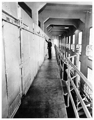 Các tù nhân trốn trại thường hối lộ nhân viên an ninh trước khi đào tẩu. Năm 1962, phạm nhân John Paul Scott đã tự bôi mỡ lợn lên người để trèo qua cửa sổ và bơi qua vịnh San Francisco. Tên này đã kiệt sức khi đặt chân tới cầu Cồng Vàng. Cảnh sát phát hiện hắn nằm bất tỉnh trong tình trạng sốc nhiệt. Ảnh: KTVU.