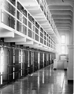 Dãy phòng giam chính với những chấn song dày được xây dựng trong hai năm (1910-1912). Nhà tù Alcatraz còn có tên gọi khác là “The Rock” (Tảng đá), ám chỉ sự kiên cố của trại giam khi tù nhân chỉ có thể vào mà khó có thể trốn thoát. Alcatraz nằm cách đất liền hơn 2 km. Ảnh: KTVU.