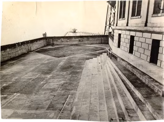 Một cuộc truy lùng 3 kẻ đào tẩu với sự tham gia của cảnh sát, lực lượng bảo vệ bờ biển, quân đội Mỹ đã diễn ra ngay sau đó, song tung tích về chúng vẫn chỉ là con số không. Người ta chỉ tìm thấy bè tự chế của 3 tội nhân trôi nổi gần đảo Angel. Cuộc điều tra sau đó cho hay chúng đã chết đuối khi bơi vào bờ, song nhiều người lại tin rằng, những kẻ trốn trại năm xưa vẫn sống ẩn dật ở nơi nào đó trên đất Mỹ. Ảnh: KTVU.