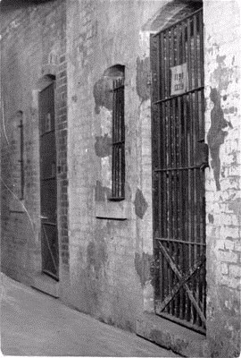 Số lượng tù nhân đã trốn thoát khỏi "đảo ngục" Alcatraz vẫn là một dấu hỏi. 36 phạm nhân được cho là đã tìm cách trốn trại. Trong số đó, 23 tên bị bắt, 6 kẻ bị bắn chết, hai người chết đuối, 5 người khác mất tích. Ảnh: KTVU.