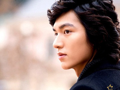 Người có mũi thẳng, lỗ mũi không hếch, đầu mũi chúc xuống là người biết tiết kiệm, giữ tiền, những người này rất giỏi trong quản lý tài chính, thích hợp với việc kiếm lời từ kinh doanh.