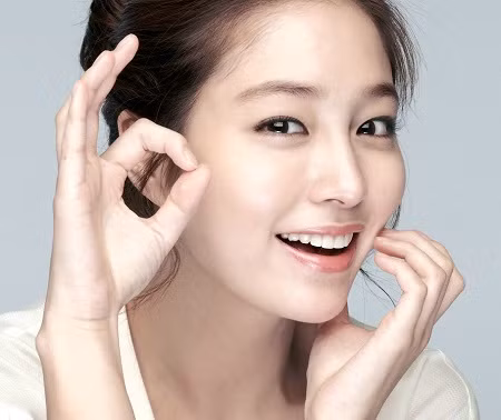 Phụ nữ có tướng như vậy ắt gia đình nhà chồng thường là nhà có vị thế. Người có cằm đầy đặn hậu vận có tích lũy, người có cằm tròn cong hậu vận có tiền có nhà.