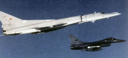 Một chiếc máy bay ném bom Backfire của Liên Xô được hộ tống bởi chiến đấu cơ F-16 của Na Uy năm 1988.