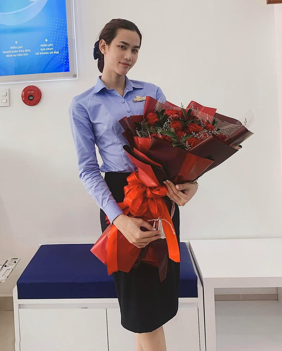 "Tôi may mắn được làm việc đúng với chuyên ngành từng theo học dù trải qua nhiều khó khăn để nhà tuyển dụng chấp nhận người chuyển giới. Họ từng nói, tôi là người chuyển giới đầu tiên làm việc tại ngân hàng này. Tôi tự hào về điều đó", người đẹp bộc bạch.