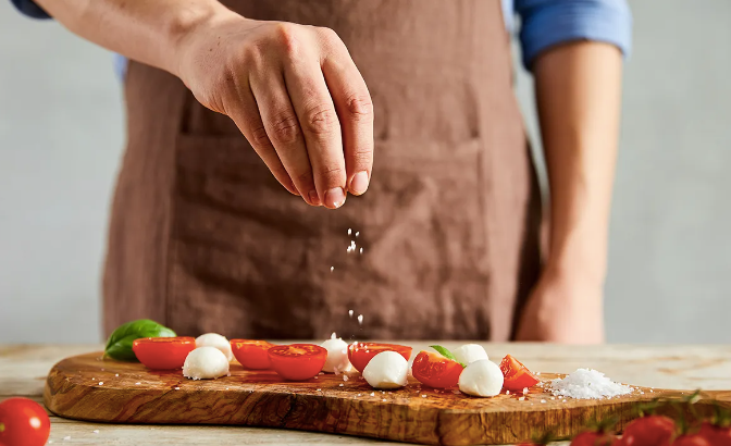 Bệnh nhân tim mạch, tăng huyết áp có nên bỏ ăn muối hoàn toàn? Benh nhan tim mach, tang huyet ap co nen bo an muoi hoan toan?