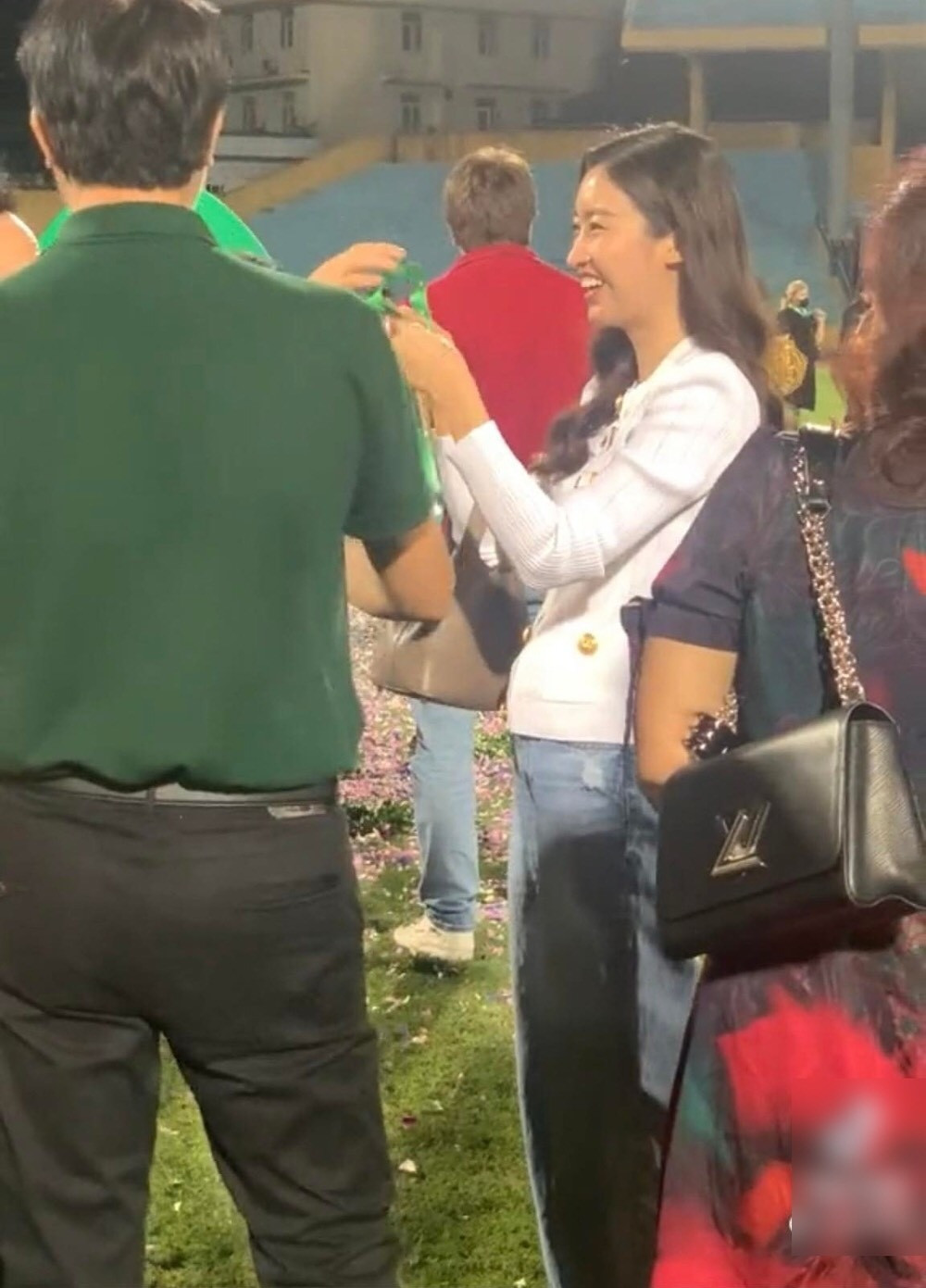 Sau khi kết hôn, cô thường diện trang phục rộng trong mỗi lần xuất hiện trước công chúng.