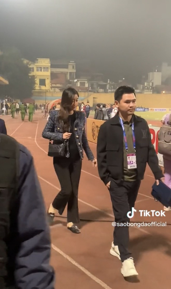 Xuất hiện tối 17/2 trong một trận đấu bóng đá, hoa hậu Đỗ Mỹ Linh để lộ rõ vòng 2 to bất thường. Nhiều khán giả để lại bình luận chúc mừng cặp đôi. Tuy nhiên, đến giờ cô vẫn chưa lên tiếng về vấn đề này.