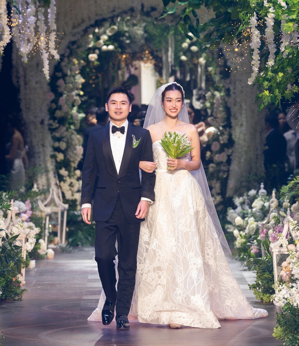 Lễ cưới của cặp đôi được tổ chức trong không gian riêng tư, kín đáo với sự tham gia của người thân, gia đình và bạn bè của hai bên.