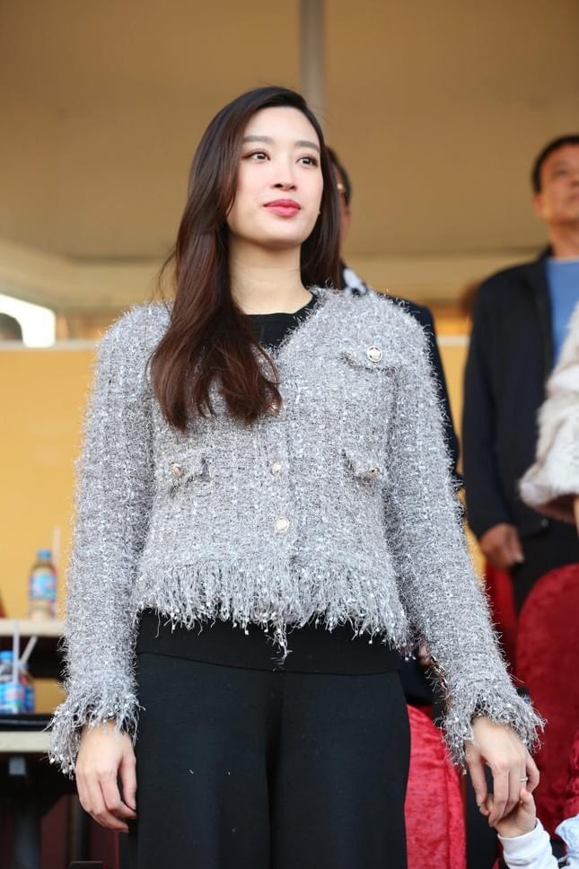 Trở thành "con dâu hào môn", người đẹp vẫn duy trì công việc làm MC, BTV tại Đài Truyền hình Việt Nam. Tuy nhiên, tần suất lên hình của cô không còn dày như trước.