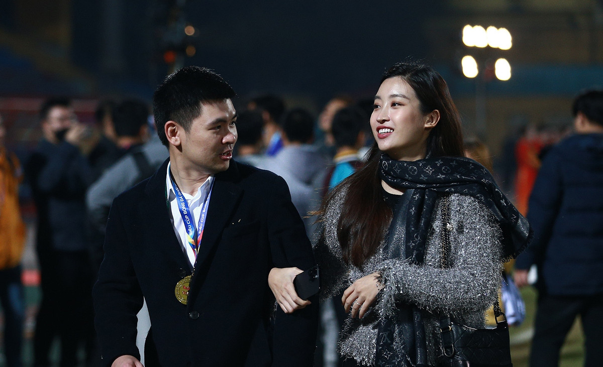 Để không có sự chệch lệch về chiều cao với chồng, Đỗ Mỹ Linh thường đi giày bệt trong những dịp cả hai xuất hiện cùng nhau. Đồng thời, cô cũng lựa chọn những trang phục thoải mái, rộng rãi để che đi vòng 2.