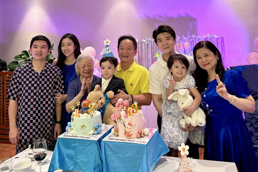 Hoa hậu Việt Nam 2016 góp mặt trong buổi tiệc sinh nhật bé Gấu và Thỏ (tên ở nhà) - 2 con của anh chồng. Kể từ khi làm dâu, cô thường dành thời gian để chăm sóc gia đình. Trước đó, người đẹp từng chia sẻ: "Điều quan trọng nhất với tôi ở thời điểm hiện tại là gia đình".