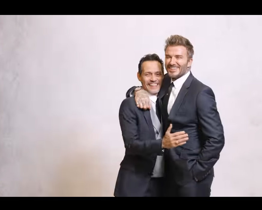 Marc Anthony bật khóc xúc động bên bạn thân David Beckham trong lễ cưới. Đây là lần kết hôn thứ 4 của anh. Marc Anthony sinh năm 1968 và là nhà sản xuất, ca sĩ nổi tiếng. Anthony nổi tiếng đào hoa, hẹn hò nhiều người đẹp nóng bỏng. Anthony đã trải qua ba cuộc hôn nhân với Hoa hậu Hoàn vũ Dayanara Torres, ca sĩ Jennifer Lopez và người mẫu kém 20 tuổi Shannon De Lima.