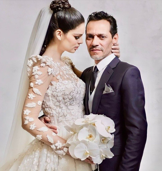 Tối 30/1, theo giờ Việt Nam, Á hậu Nadia Ferreira đăng tải video về đám cưới. Mỹ nhân Paraguay diện váy cưới độn vai cầu kỳ, trang điểm sắc sảo. Nhan sắc Nadia Ferreira nhận được nhiều lời khen ngợi của khán giả. Tại cuộc thi Miss Universe 2021, Nadia Ferreira là đối thủ của mỹ nhân Ấn Độ - Harnaaz Sandhu. Thậm chí, sau cuộc thi, nhiều khán giả cho rằng Nadia Ferreira xứng đáng đăng quang hơn Harnaaz Sandhu vì có sắc vóc nổi trội hơn.