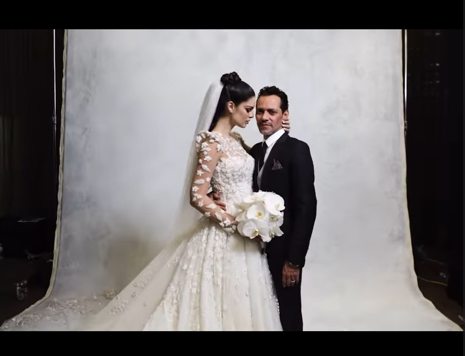 Nadia Ferreira và Marc Anthony tình tứ trong hôn lễ. Cặp đôi gặp nhau lần đầu vào năm 2016 khi Marc Anthony sang Paraguay biểu diễn. Tháng 5/2022, sau hai tháng công khai tình yêu, cặp sao đính hôn tại Miami, Mỹ. Việc kết hôn với Marc Anthony được cho là giúp sự nghiệp của Nadia Ferreira bước lên tầm cao mới. Cô nổi tiếng toàn cầu, được nhiều tờ báo uy tín thế giới quan tâm đưa tin. Mỹ nhân Paraguay cũng đắt show quảng cáo, event hơn.