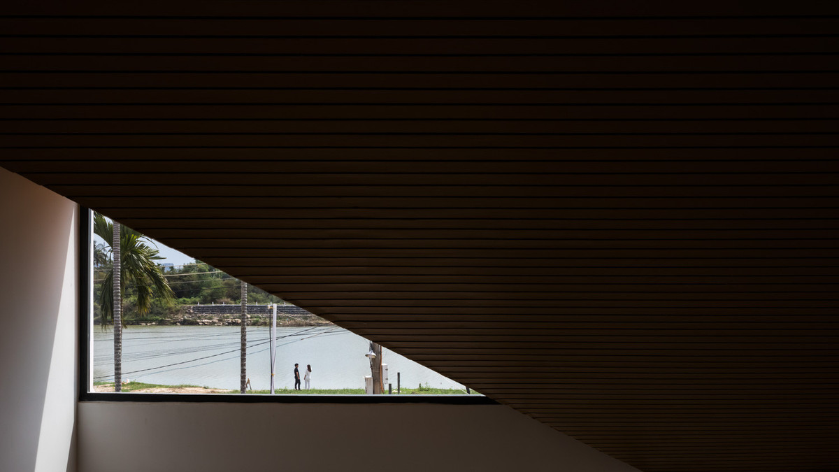 Các không gian sinh hoạt và nghỉ ngơi được ngăn chia bởi khoảng thông tầng và giếng trời giữa nhà. Qua những khoảng không này, ánh sáng và gió được dẫn dắt vào công trình một cách tự nhiên, mang đến sự thông thoáng, mát mẻ cho nhà.