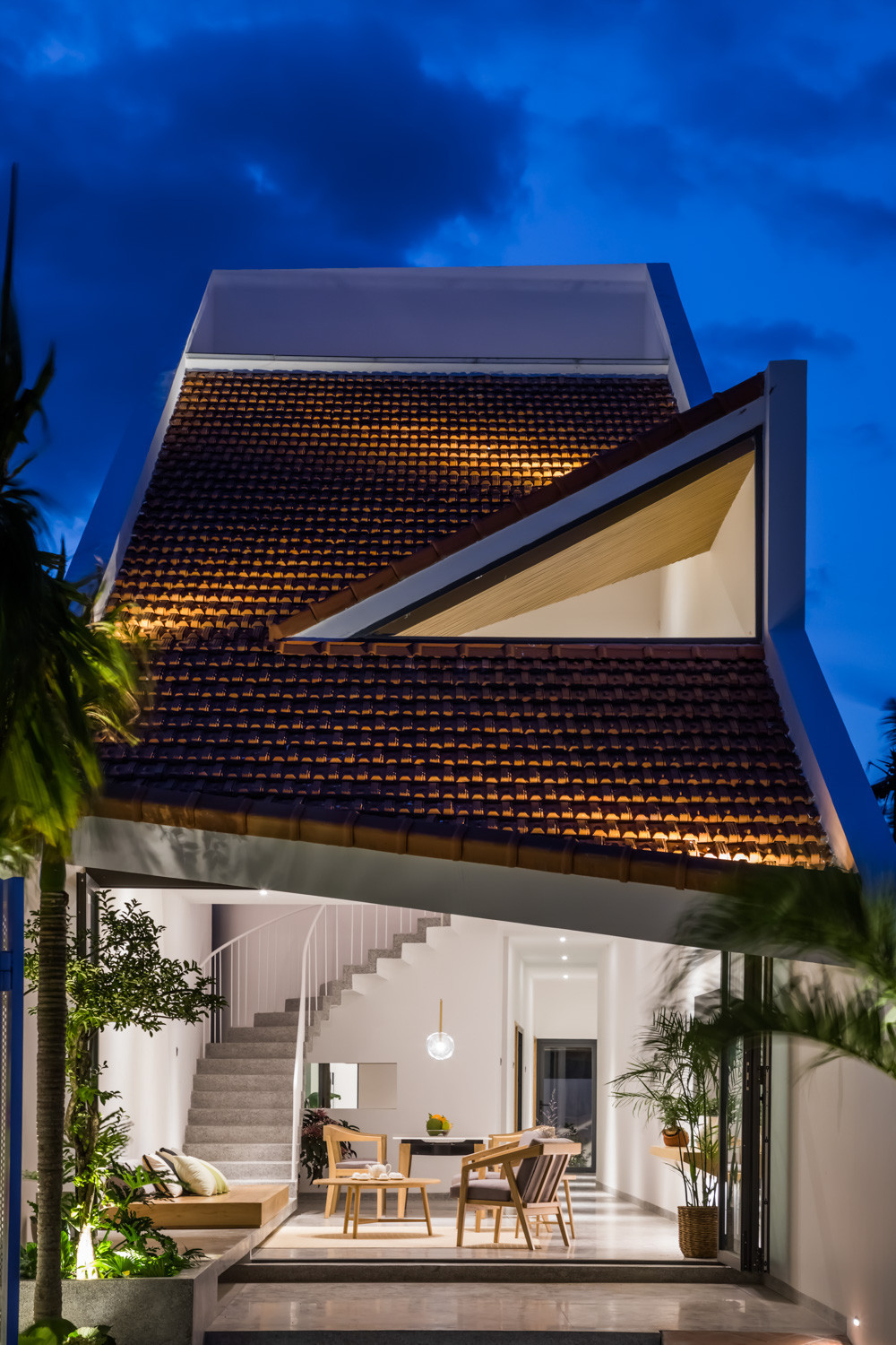 Đặc điểm của nhà là có mặt bằng hẹp nhưng dài theo chiều sâu, hình chữ nhật. Vì công trình ở vùng duyên hải miền Trung, thường xuyên chịu ảnh hưởng khắc nghiệt của mưa bão nên hình khối và vật liệu cũng được nghiên cứu kỹ lưỡng để phù hợp khí hậu, thổ nhưỡng địa phương.