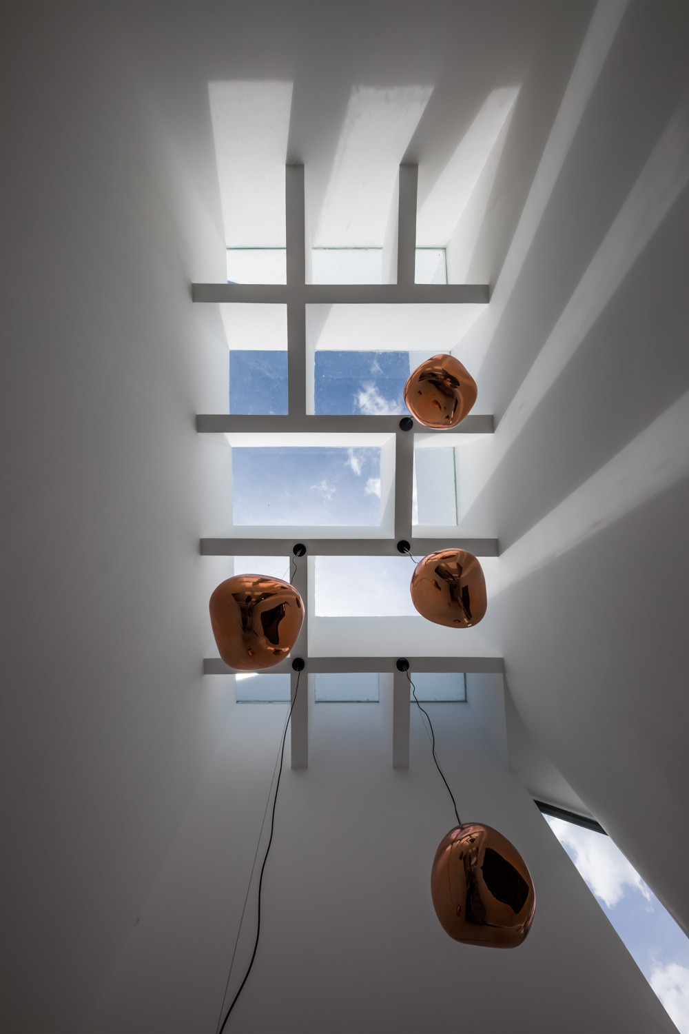 Ánh sáng tự nhiên được đưa vào nhà theo nhiều cách khác nhau, chẳng hạn như nâng cao phần mái phía trước để hấp thụ ánh sáng dịu nhẹ từ phía đông. Giếng trời phía trên cầu thang xoắn lên tầng 2. Khu vườn mở 2 tầng đồng thời là không gian xanh và tạo sự lưu thông không khí trong nhà. 3 mái nhà được ngăn cách bởi các khe hở dọc. Kiểu mái dích dắc này giúp dễ dàng thoát nước mưa.