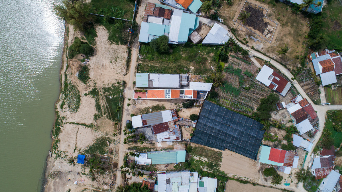 Ngôi nhà chụp từ flycam. Với sự đô thị hoá đang diễn ra mạnh mẽ từ thành phố lan dần về các vùng nông thôn ở Việt Nam, mô hình nhà ống ở thành phố bắt đầu xuất hiện ngày càng dày đặc, phá vỡ đi hình ảnh thanh bình và nên thơ của làng quê. Vì vậy nhóm cố gắng lưu giữ lại nét quen thuộc truyền thống đang dần bị mai một của nhà ở nông thôn, tạo ra một môi trường sống trong lành, gần gũi với thiên nhiên nhưng vẫn đáp ứng được nhu cầu của cuộc sống hiện đại.