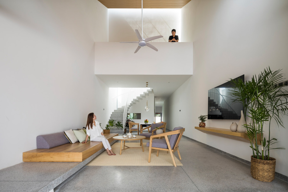 Màu sắc trắng, gỗ nhạt của nội thất tạo sự rộng rãi và sáng sủa cho không gian. Các yếu tố truyền thống được đưa vào không gian khéo léo như chiếc phản gỗ ở phòng khách, bệ ngồi hàng hiên thường thấy trong không gian nhà ở truyền thống của người Việt.